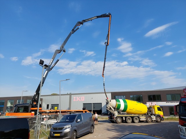 De slangen van de pomp worden leeg gepompt